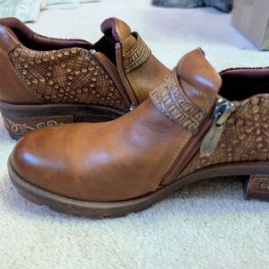 L'artist Elegant Brown Textured Ankle Boots